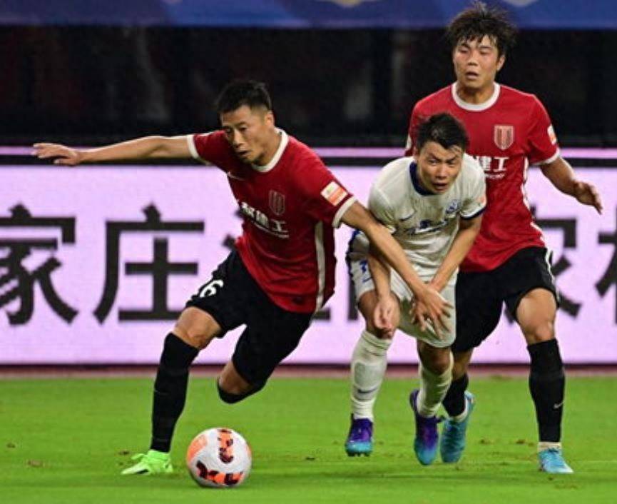 球队全力以赴,成功晋级淘汰赛 球队全力以赴,成功晋级淘汰赛