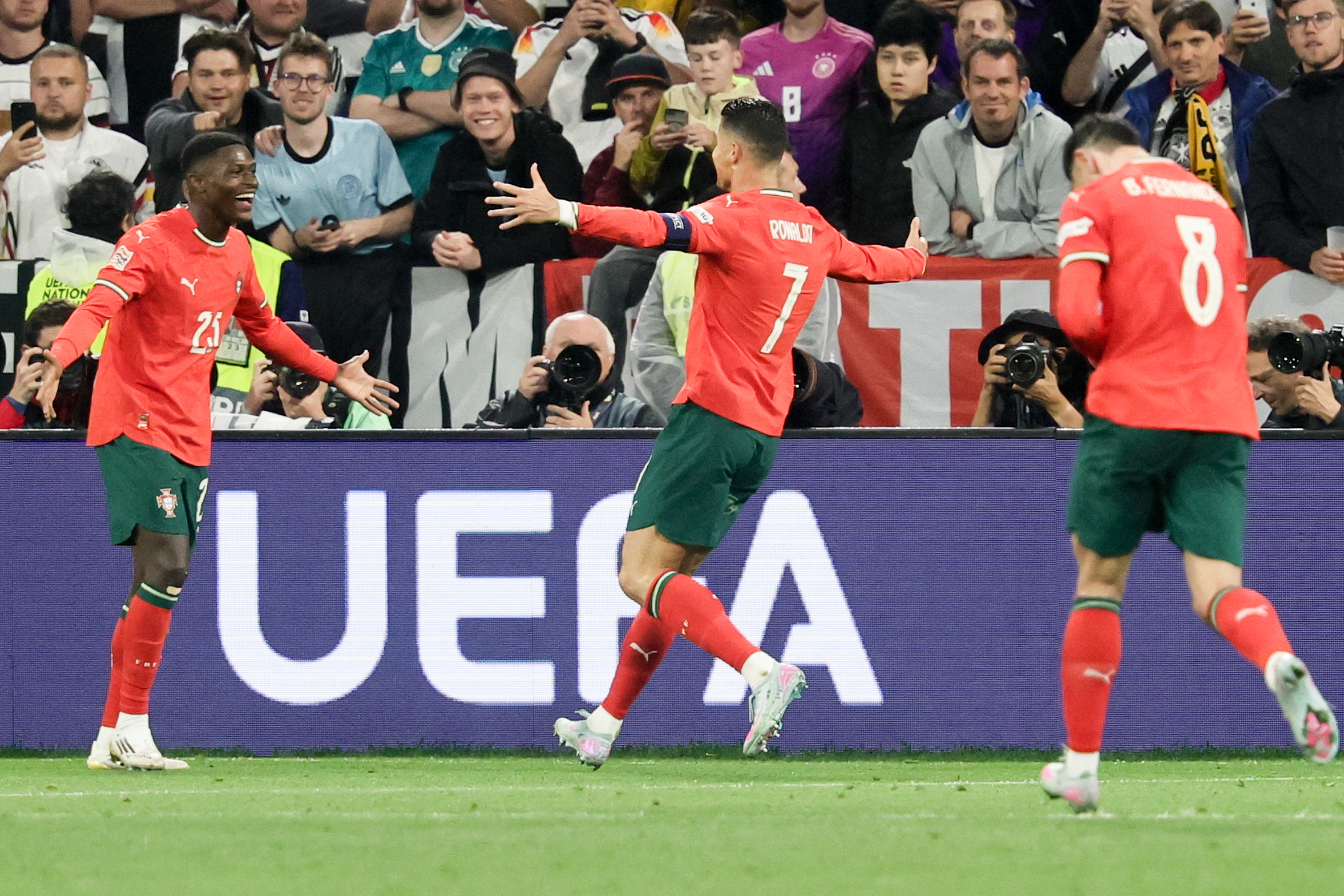 包含英格兰不敌葡萄牙诚赛放门外的词条 包含英格兰不敌葡萄牙诚赛放门外的词条