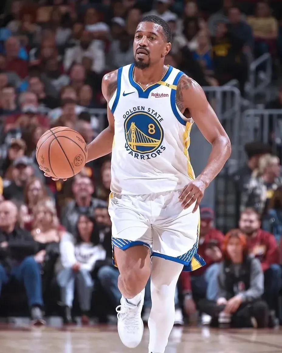 勇士队后卫球员成为比赛关键人物 勇士队后卫球员成为比赛关键人物