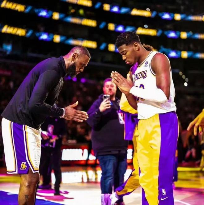 詹姆斯带领湖人力克勇士，取得五连胜